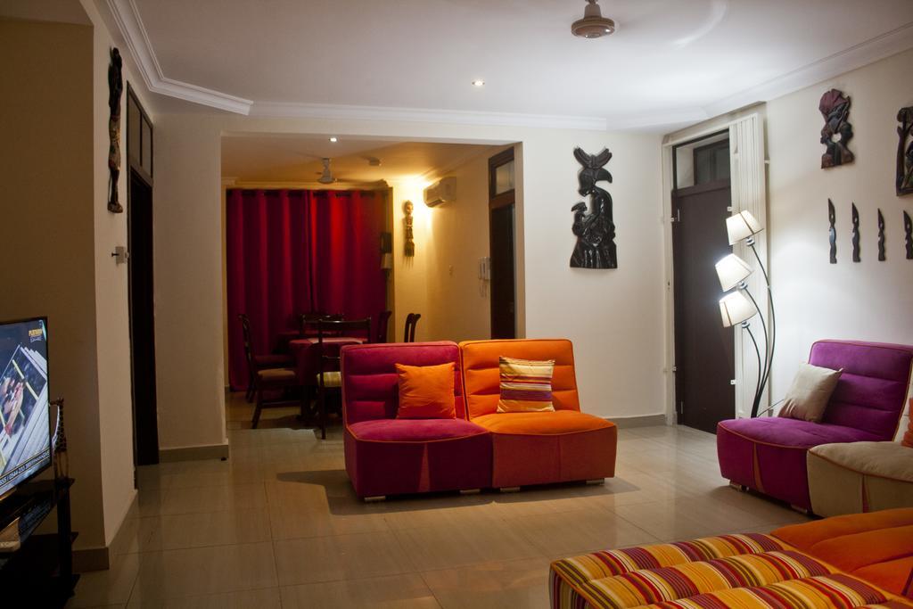 @Home Boutique B&B Hostel And Suite 아크라 외부 사진