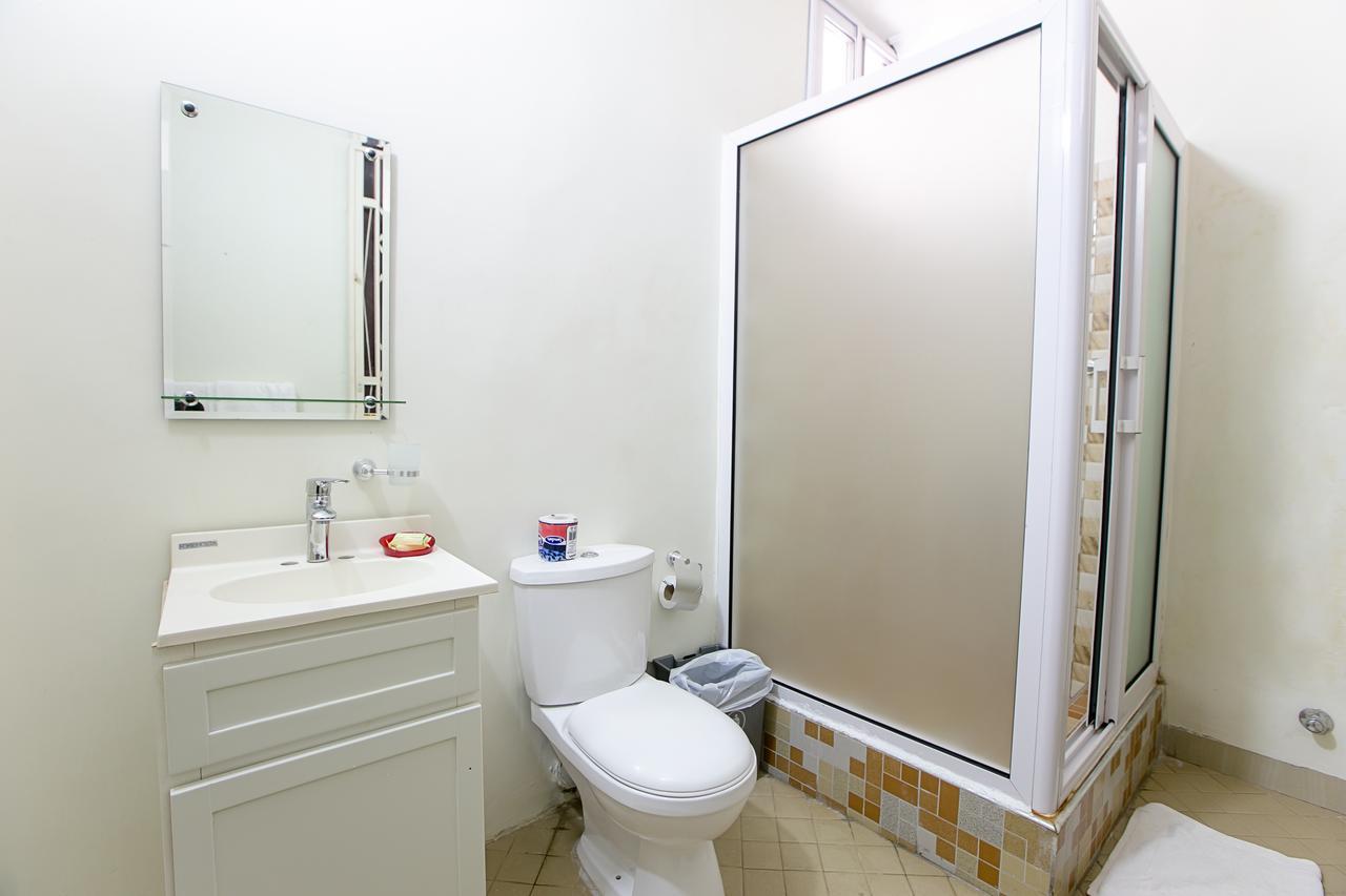 @Home Boutique B&B Hostel And Suite 아크라 외부 사진