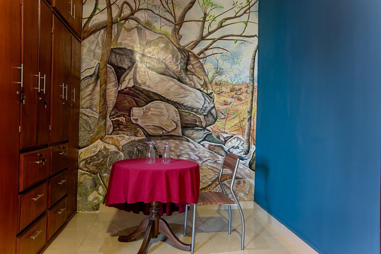 @Home Boutique B&B Hostel And Suite 아크라 외부 사진