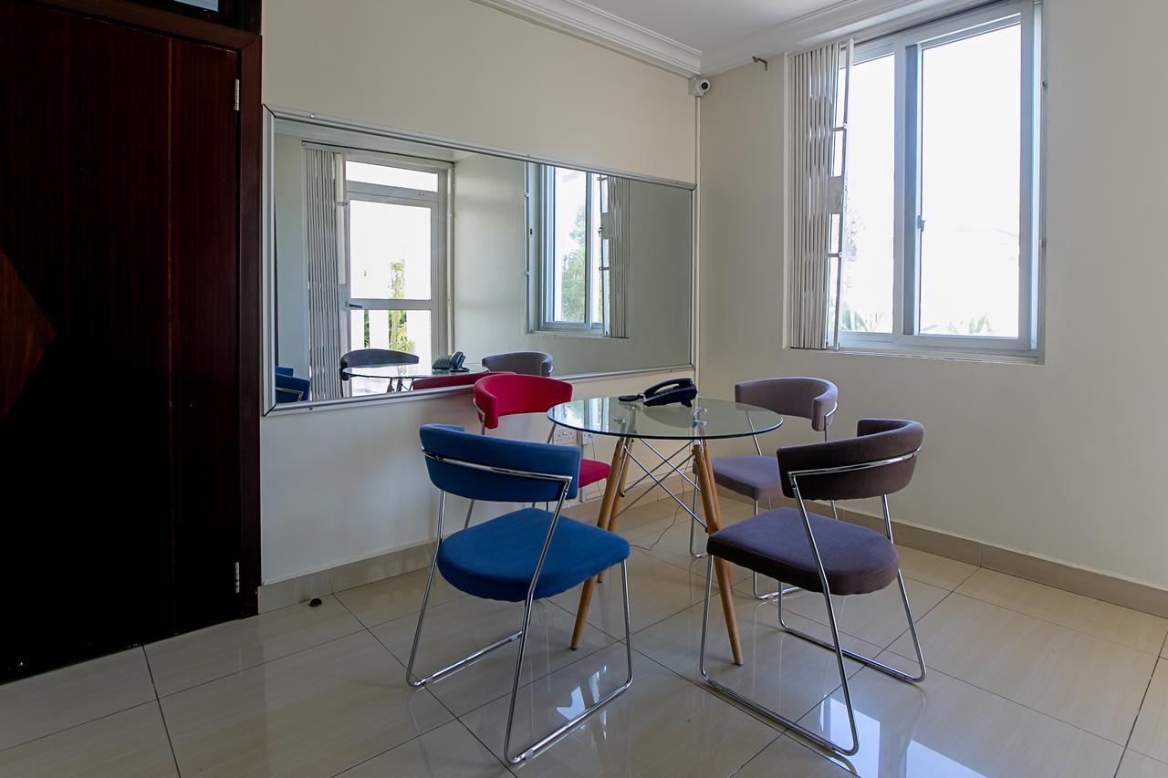 @Home Boutique B&B Hostel And Suite 아크라 외부 사진