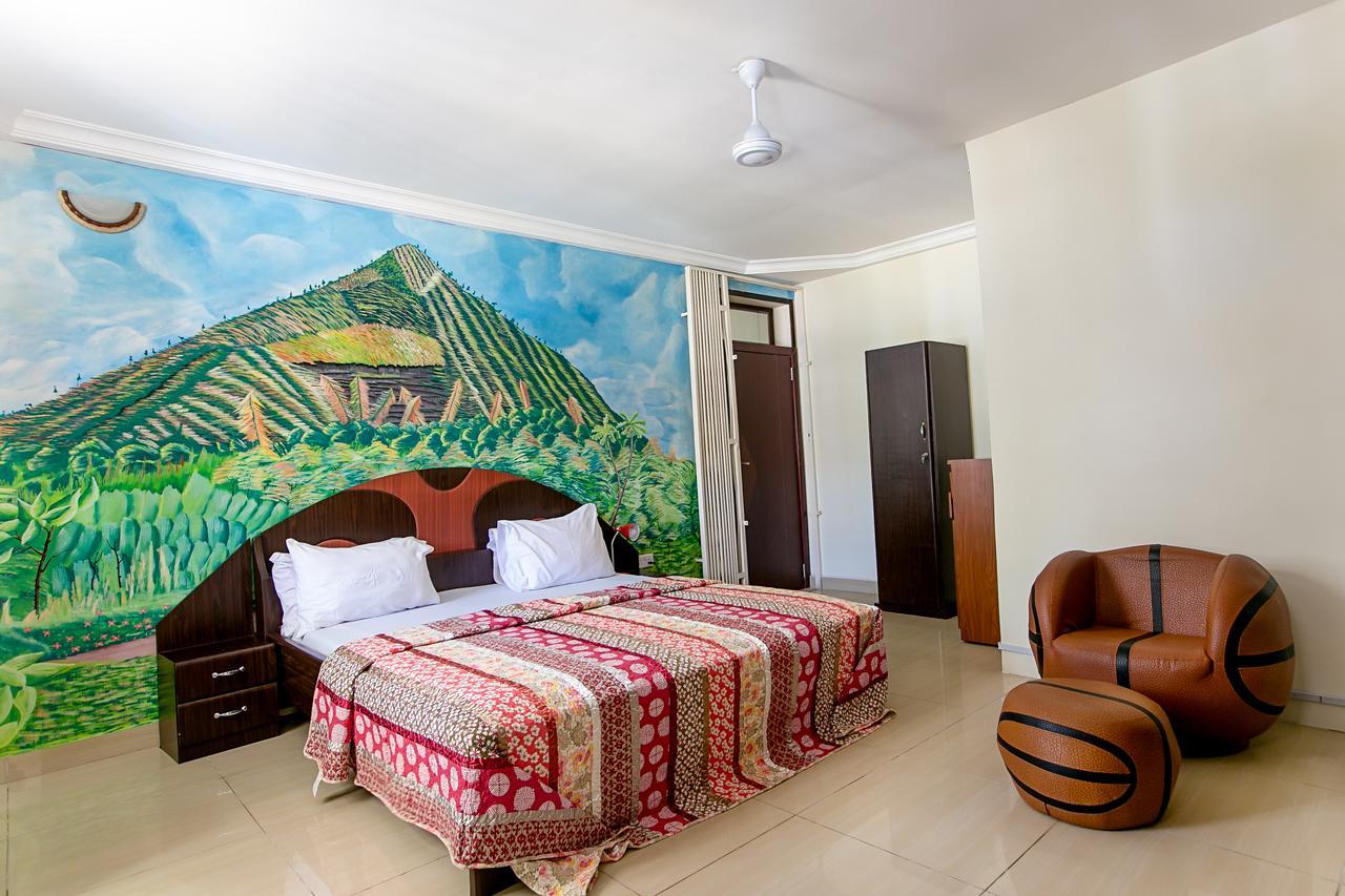 @Home Boutique B&B Hostel And Suite 아크라 외부 사진