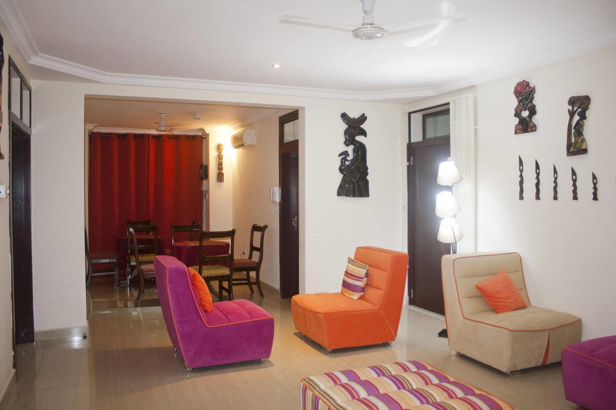 @Home Boutique B&B Hostel And Suite 아크라 외부 사진
