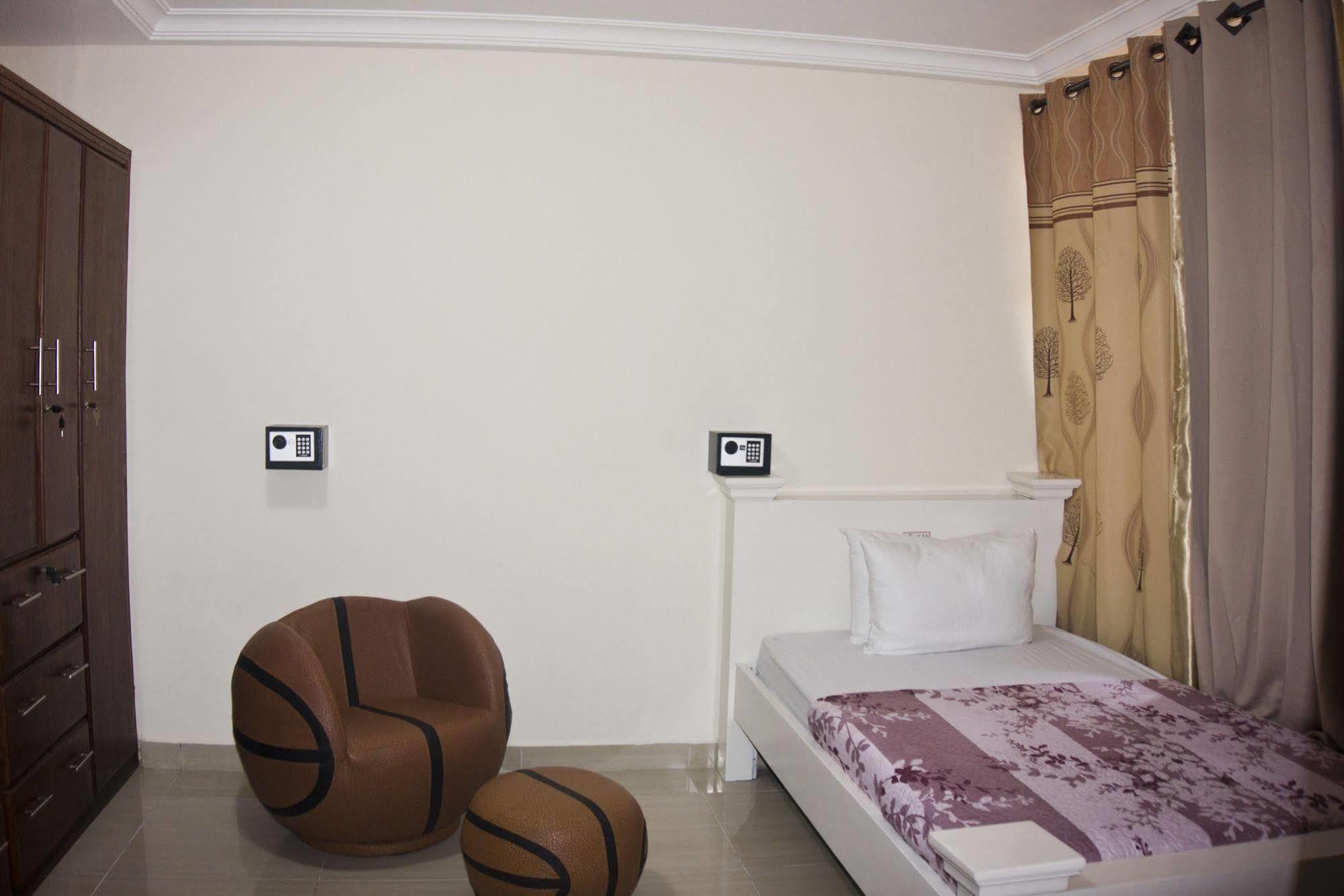 @Home Boutique B&B Hostel And Suite 아크라 외부 사진
