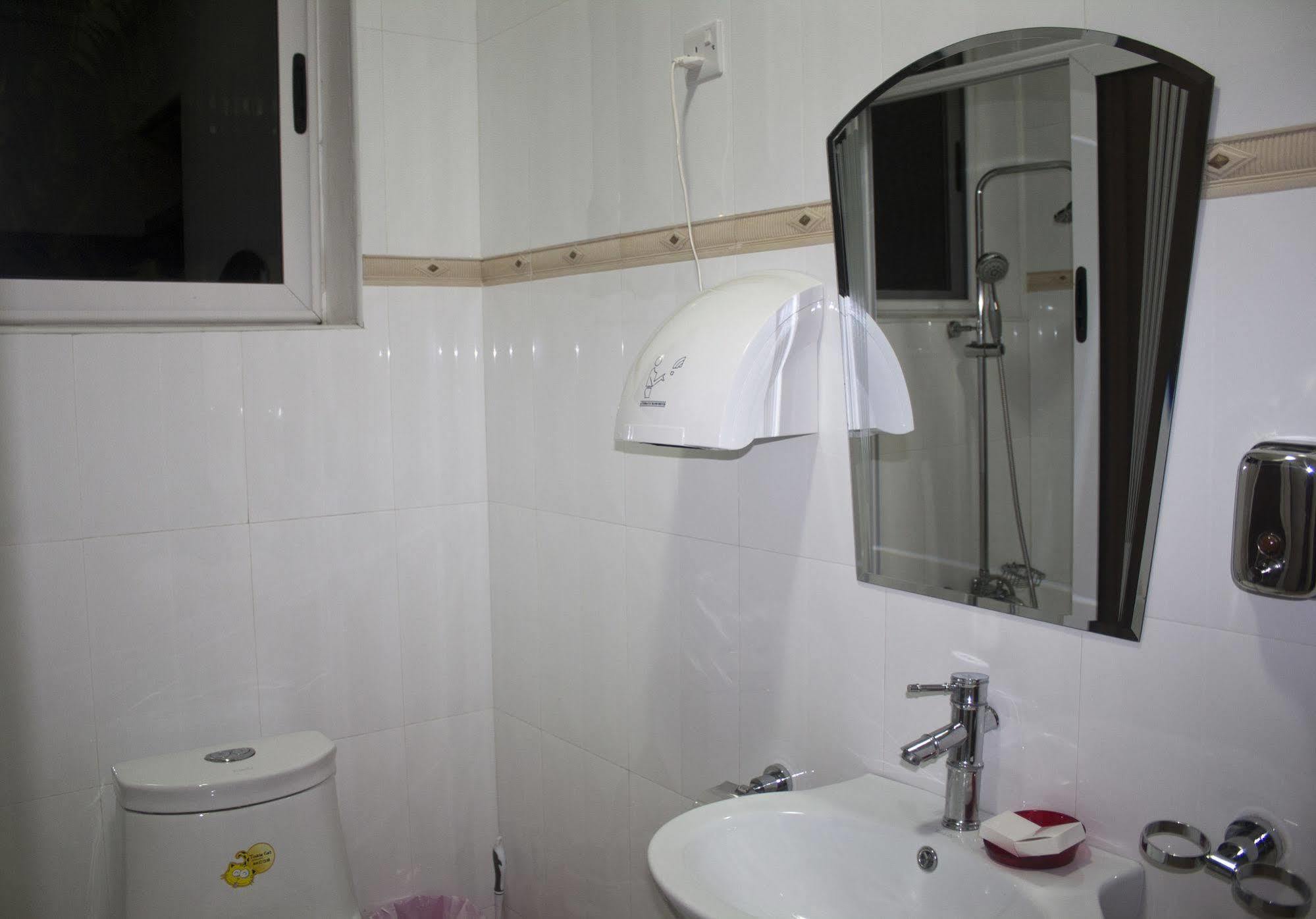 @Home Boutique B&B Hostel And Suite 아크라 외부 사진