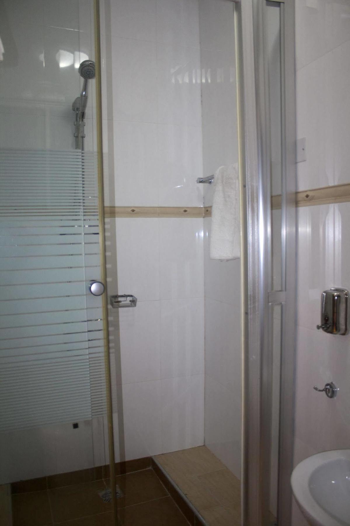 @Home Boutique B&B Hostel And Suite 아크라 외부 사진