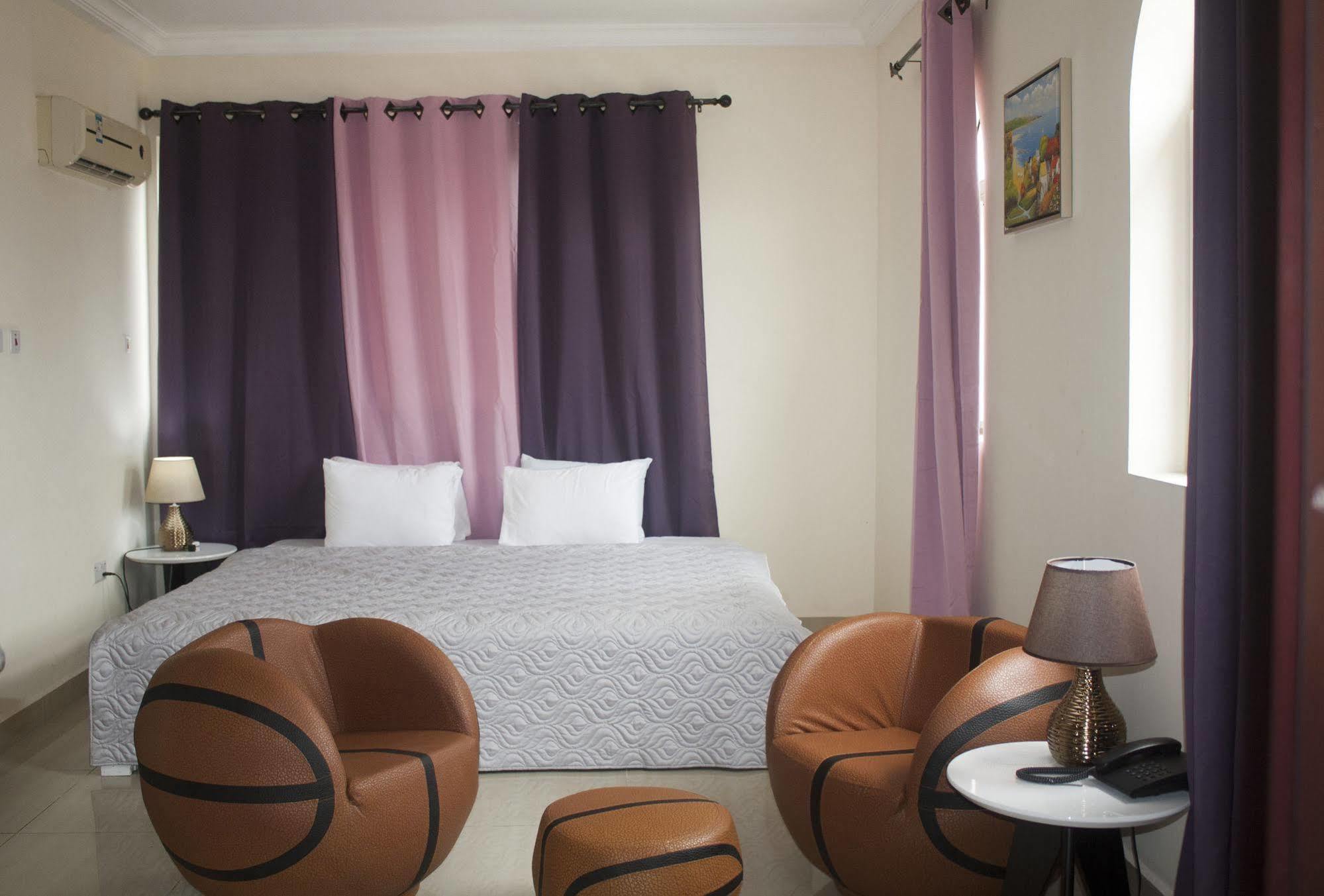 @Home Boutique B&B Hostel And Suite 아크라 외부 사진