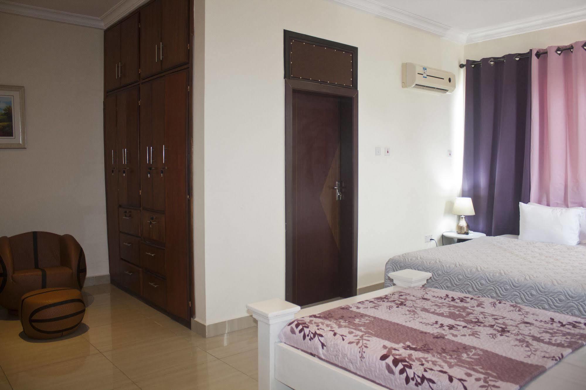 @Home Boutique B&B Hostel And Suite 아크라 외부 사진