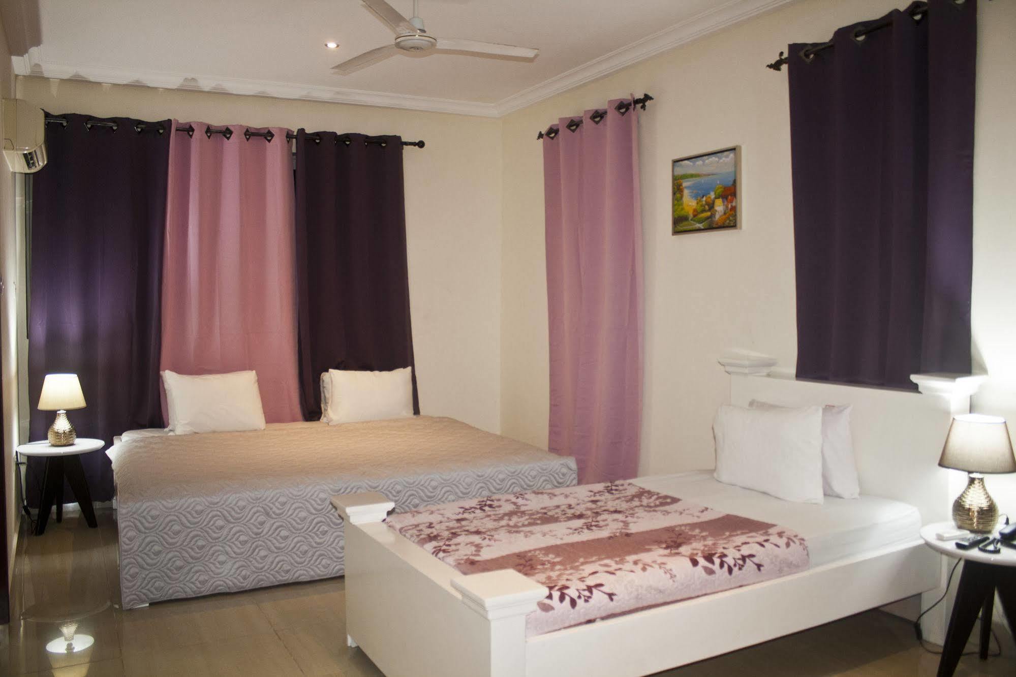 @Home Boutique B&B Hostel And Suite 아크라 외부 사진
