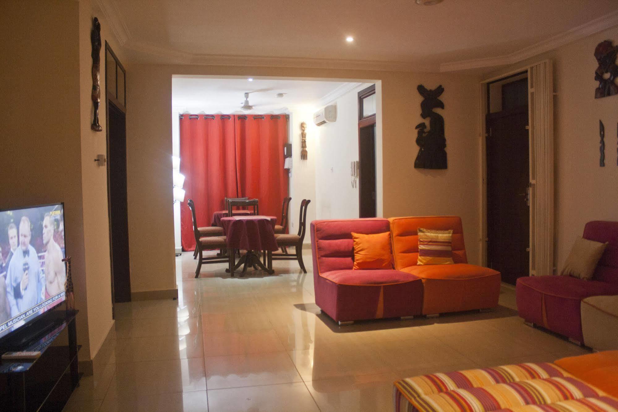 @Home Boutique B&B Hostel And Suite 아크라 외부 사진